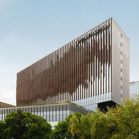 Fiesta Americana Viaducto Aeropuerto Μεξικό Εξωτερικό φωτογραφία The new building of the School of Medicine